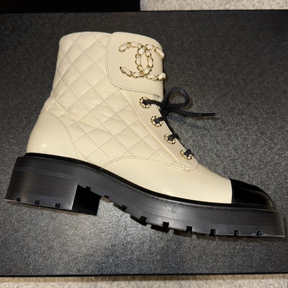 CHANEL SHINY CALFSKIN IVORY & BLACK LACE UP BOOTS - Picture 13 of 17
